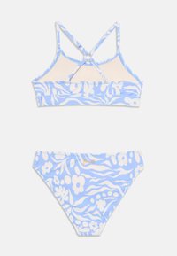 Světle modrý květinový bikini set s topem na špagetová ramínka, který má křížový zadní design, a odpovídajícími kalhotkami, oboje s bílými vzory a zlatým logem.
