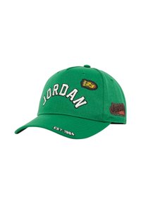 Cappellino verde con ricamo bianco "JORDAN", dotato di una toppa con il numero "23" e "EST 1984" sul visiera. Tessuto di cotone, design strutturato.