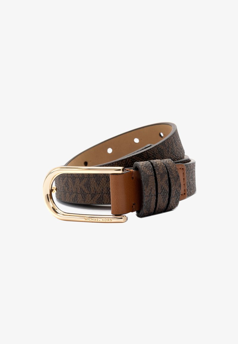 Bruin leren riem met patroon en gouden metalen gesp gegraveerd met "Michael Kors," opgerold met meerdere verstelbare gaatjes en leren lussen.