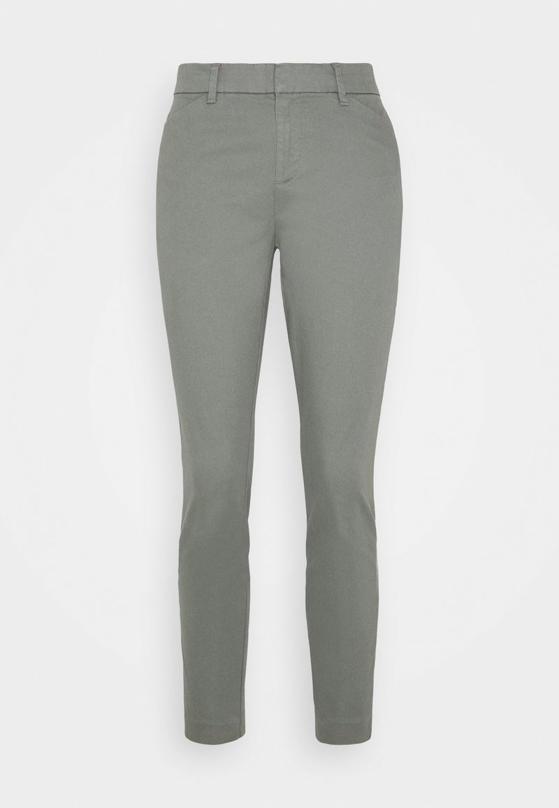 Pantalon gris ajusté à la coupe slim avec une texture lisse. Comprend des passants pour ceinture et une fermeture éclair à l'avant. Les jambes se rétrécissent à la cheville pour une finition soignée.