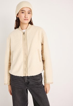 - Kurtka przejściowa