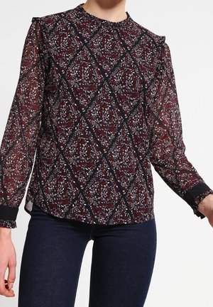 Doorzichtige blouse met bloemenpatroon in donkerrood en marineblauw, voorzien van lange mouwen, gerimpelde schouders en een hoge halslijn.