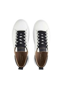 Hvide lavtop-sneakers med sorte snørebånd, sorte hælflapper og beige indvendigt, set oppefra på en hvid baggrund.