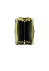 Portafoglio verde con zip, con scomparti aperti, slot per carte sui lati e una tasca centrale con zip per monete o piccoli oggetti.