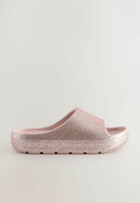 Roze glitter schuif sandaal met een ronde neus, een gladde afwerking en een gekartelde zool. Lichtgewicht ontwerp met een open achterkant en zijkant.