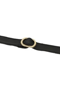 Ceinture en cuir noir avec une boucle ovale en métal doré mat, enfilée à travers la lanière en cuir sur un fond blanc.