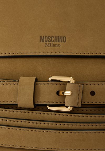 Bruine suedebelt met gouden gesp en "Moschino Milano" in reliëf boven de gesp op een bijpassende suedekleurige achtergrond.