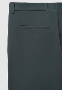 Dunkelgraue Anzughose mit einer einzigen Paspeltasche hinten, Gürtelschlaufen und einer glatten, maßgeschneiderten Stoffoberfläche.