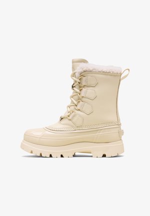 Lys beige vandtæt støvle med en struktureret læderoverdel, faux fur-foring og tyk gummisål med fremtrædende mønstre.