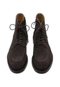 Botas de tobillo de ante marrón oscuro con cordones y cierre de cremallera, que cuentan con una puntera cosida y una suela de cuero lisa.
