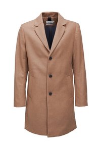 Paletot pour homme en mélange de laine camel marron avec revers crantés, trois boutons noirs et poches avant en biais, doublure intérieure bleu marine visible.