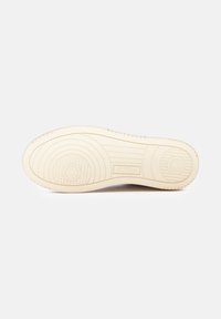 Witte sneakerzool met gestructureerde patronen, cirkelvormige vormen en een versterkte rand. Het merklogo "AUTRY" is zichtbaar in het midden.