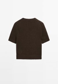 Pull à manches courtes côtelé marron foncé avec col rond et poignets ajustés, présenté à plat sur fond blanc.
