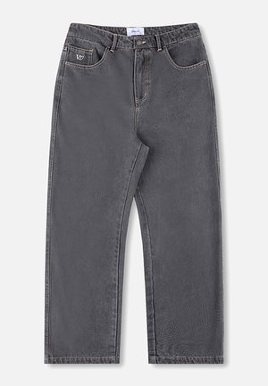 Tmavohnedé džínsové nohavice rovného strihu s piatimi vreckami, zapínaním na gombík a viditeľným prešívaním na bielom pozadí.