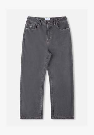 Jean gris foncé à jambe droite avec cinq poches, fermeture par bouton et surpiqûres visibles sur fond blanc.