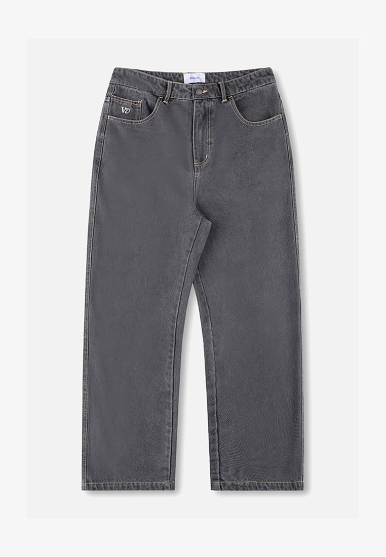 Jean gris foncé à jambe droite avec cinq poches, fermeture par bouton et surpiqûres visibles sur fond blanc.