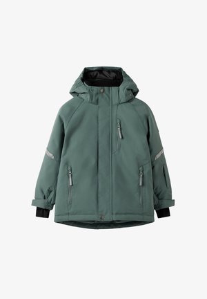 Grøn hættetrøje vinterjakke med tre lynlåslommer, justerbare manchetter og reflekterende striber på ærmerne.