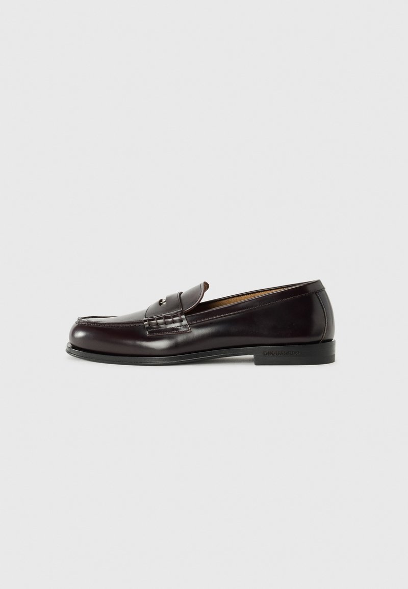 Mocassino in pelle bordeaux scuro con punta tondeggiante, dettagli cuciti e una piccola fascia anteriore. Texture liscia, tacco basso e suola in gomma.