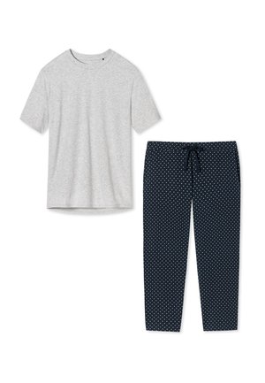 T-shirt grigio a maniche corte abbinato a pantaloni da pigiama blu navy con pois bianchi e vita con cordoncino. Tessuto morbido e design casual.