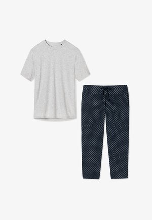 T-shirt grigio a maniche corte abbinato a pantaloni da pigiama blu navy con pois bianchi e vita con cordoncino. Tessuto morbido e design casual.