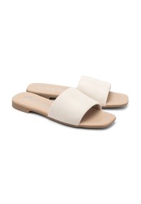 Sandali infradito beige con una parte superiore in pelle liscia, caratterizzati da un design a larga fascia e una suola piatta. La soletta è di un color crema chiaro.
