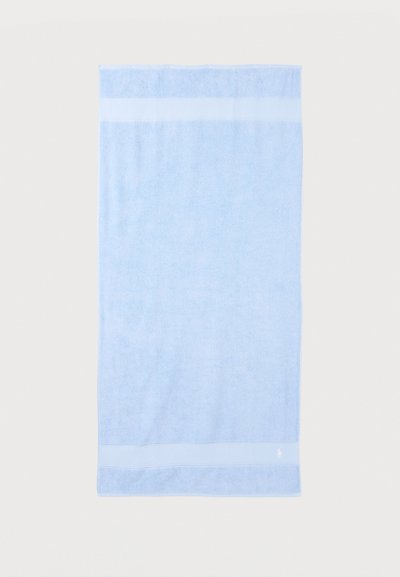 Φωτεινό γαλάζιο ορθογώνιο πετσέτα με διακριτή ανάγλυφη υφή και δύο οριζόντιες ταινίες κοντά στις άνω και κάτω άκρες.