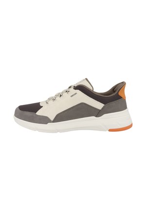 Lage casual sneaker in grijs, wit en bruin met oranje hieldetail, gemaakt van mesh en suède materialen, en een dikke witte zool.