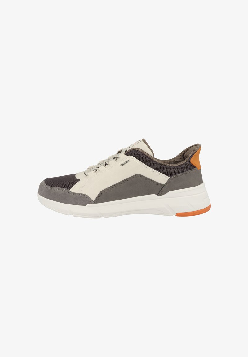 Baskets basses décontractées en gris, blanc et marron avec détail orange au talon, en mesh et suède, avec une semelle blanche épaisse.