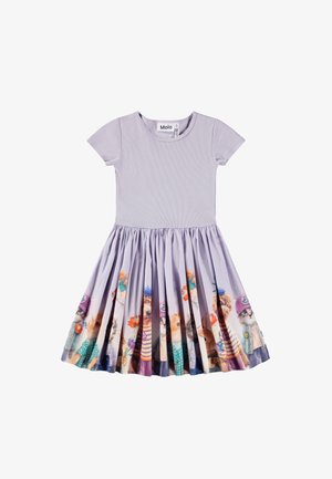Vestido lavanda com mangas curtas e saia plissada, apresentando um padrão de animais na bainha. Feito de um tecido macio com textura canelada.