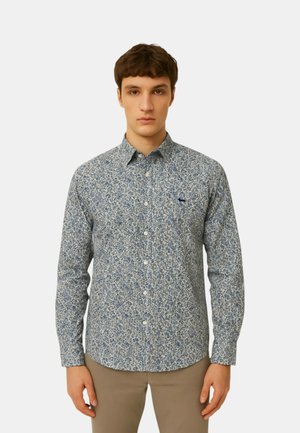 Camicia a maniche lunghe di colore blu chiaro con motivo floreale in blu scuro, colletto button-down e logo discreto sul petto. Materiale in cotone testurizzato.