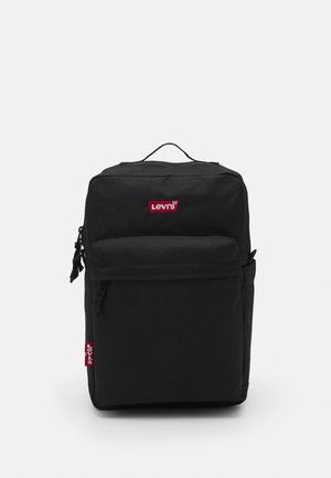 Zwarte rechthoekige rugzak met voorvak met rits en rode Levi's-logo badges boven en aan de zijkant, tegen een effen lichte achtergrond.