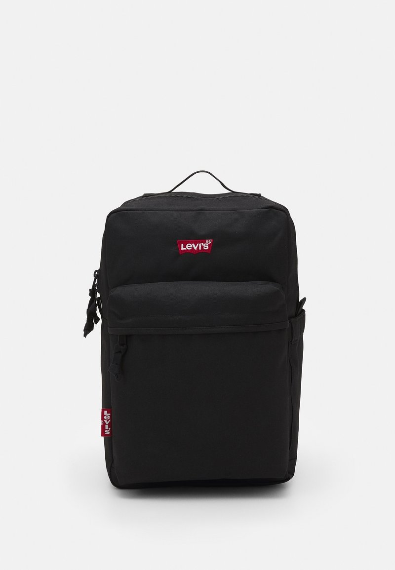 Sac à dos rectangulaire noir avec poche avant zippée et patchs logo Levi's rouges sur le dessus et sur le côté, sur un fond clair uni.