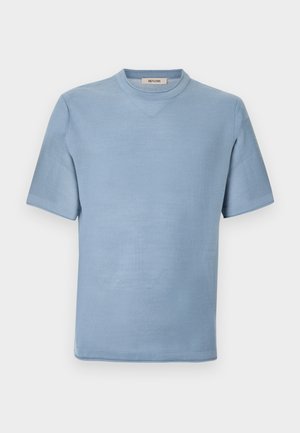 Hellblaues, kurzärmeliges Strickshirt mit Rundhalsausschnitt und strukturierter Stoffoberfläche, innen am Kragen mit "ONLY & SONS" beschriftet.