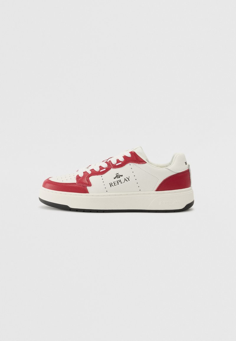 Hvite lær sneakers med røde detaljer, perforert design og logo. Flat såle og rund tå-design. Bomullslisser og polstret krage.