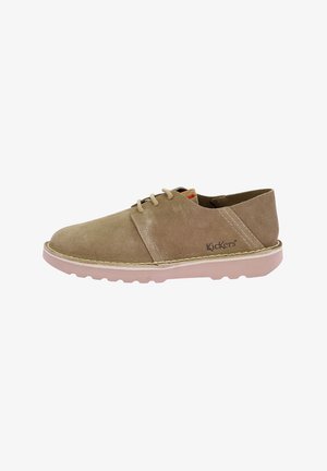 Scarpe in suede beige con una trama liscia, caratterizzate da una punta arrotondata e un design con lacci. La suola è rosa con una superficie testurizzata per una presa migliore.