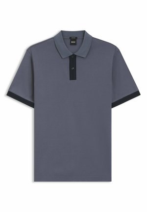 Herre kortærmet grå polo-shirt med sort knaprist og sorte ærmekanter, krave og BOSS mærke inde i halsudskæringen.
