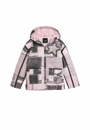 Pink og sort patchwork hættejakke med frontlynlås og to forlommer med stjerne- og abstrakte mønstre.