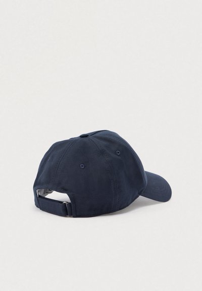 Casquette de baseball bleu marine, en coton, visière courbée, sangle ajustable à l'arrière, conception à six panneaux avec œillets de ventilation.