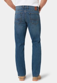 Gerade geschnittene blaue Denim-Jeans mit mittelhohem Bund, kontrastierendem Nähten und einem Lederlogo-Label auf dem hinteren Bund. Fünf-Taschen-Design.