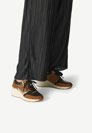 Leopardenmuster und schwarze Mesh-Sneaker mit braunen Akzenten, ausgestattet mit einer Keilsohle, Schnürverschluss und strukturierten Details.
