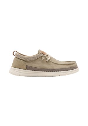 Zapato casual beige con cordones, suela blanca, cuello acolchado y ribete de tela, mostrado de lado sobre un fondo blanco.