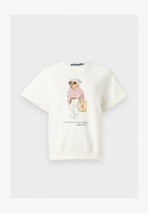 Witte sweatshirt met korte mouwen met een beer die een zonnebril draagt, gestreept overhemd, witte broek, hoofddoek en een draagtas vasthoudend, vooraan in het midden bedrukt.