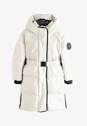 Balts pūkains mētelis ar augstu apkakli, jostu viduklī un melniem akcentiem. Dūnu faktūra ar noapaļotu kapuci un logotipa uzšuvumu uz piedurknes.