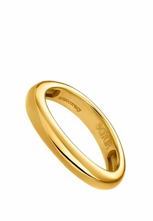 Anillo de oro liso y pulido con bordes redondeados, visto en ángulo mostrando la superficie interior grabada con "SCRIK" y otro texto pequeño.