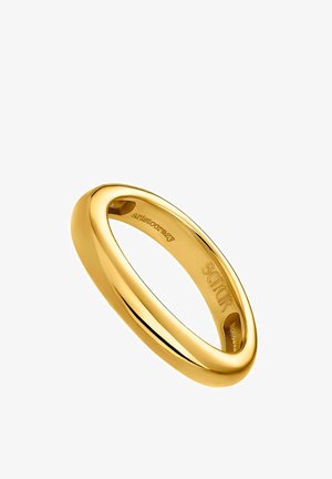 Anillo de oro liso y pulido con bordes redondeados, visto en ángulo mostrando la superficie interior grabada con "SCRIK" y otro texto pequeño.
