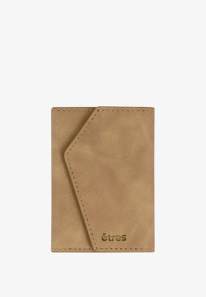 Portafoglio in pelle tan con design a falda triangolare, texture liscia e nome del marchio impresso nell'angolo in basso a destra.