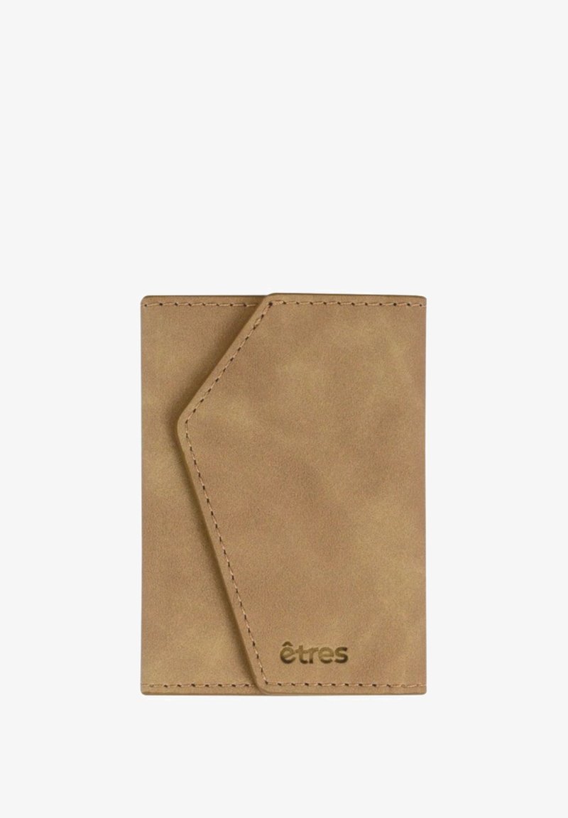 Bruine leren kaarthouder met een driehoekig flapdesign, een gladde textuur en een geperst merkteken in de rechterbenedenhoek.