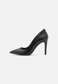 Crne kožne štikle s visokom potpeticom, s uskim vrhom i glatkom teksturom, koje imaju 10 cm visoku stiletto potpeticu i elegantan okvir.