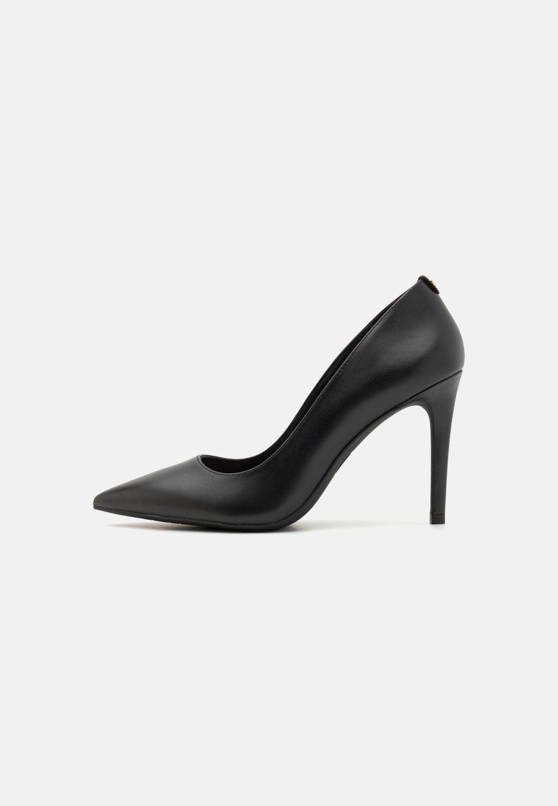 Crne kožne štikle s visokom potpeticom, s uskim vrhom i glatkom teksturom, koje imaju 10 cm visoku stiletto potpeticu i elegantan okvir.