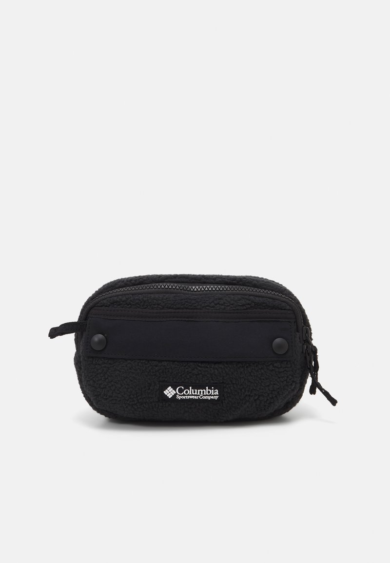 Borsetta nera in pile testurizzato con un pannello in tessuto nero liscio, dotata di chiusura con zip e logo sul davanti.